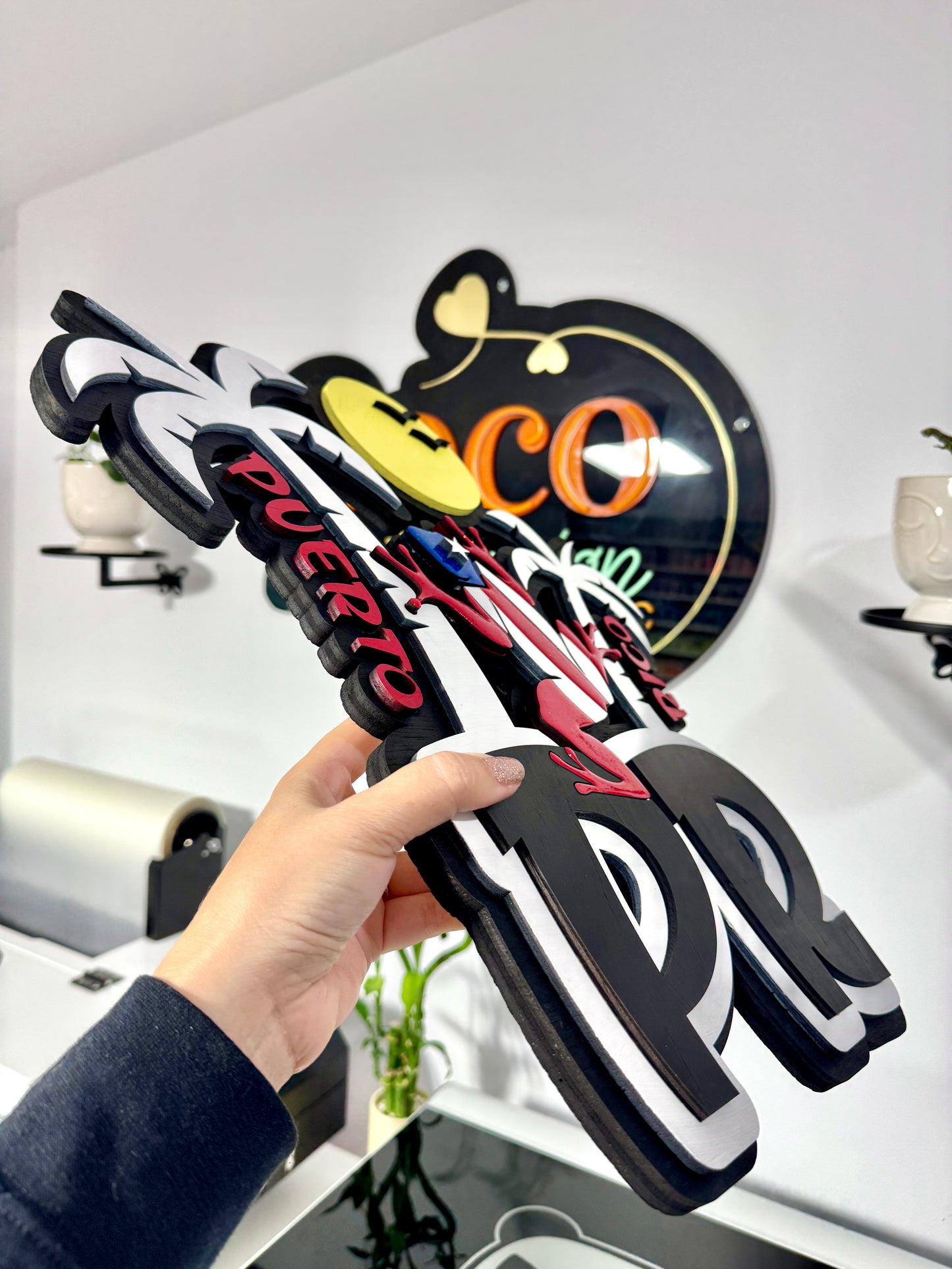 Logo PR en Madera y Resina